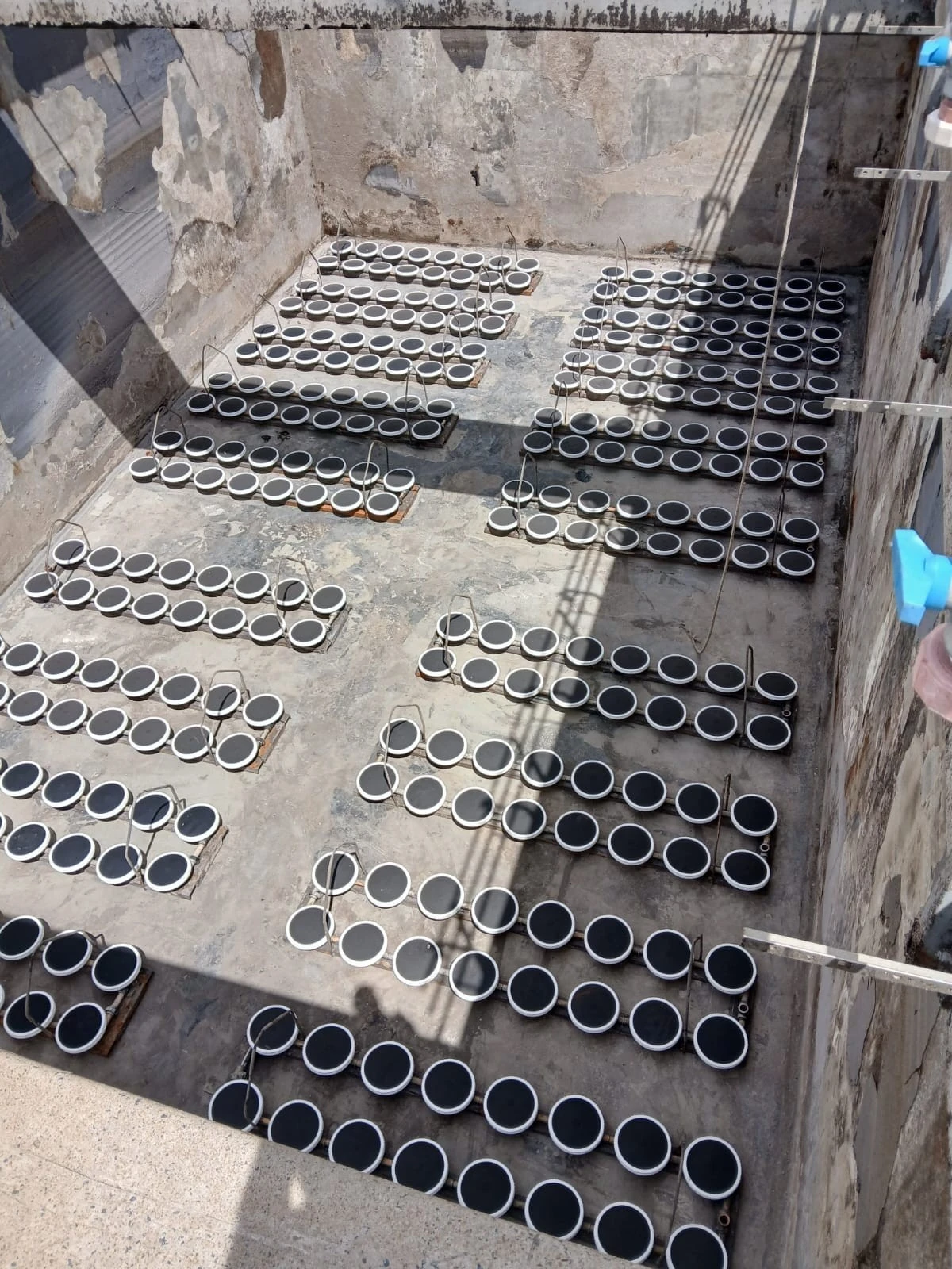 Municipal wastewater treatment plant aeration basin with disc diffuser installation Municipal wastewater treatment plant aeration basin with disc diffuser installation